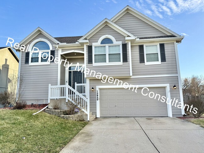 Spacious 4-Bedroom Reverse Split-Level in ... - Spacious 4-Bedroom Reverse Split-Level in ... House