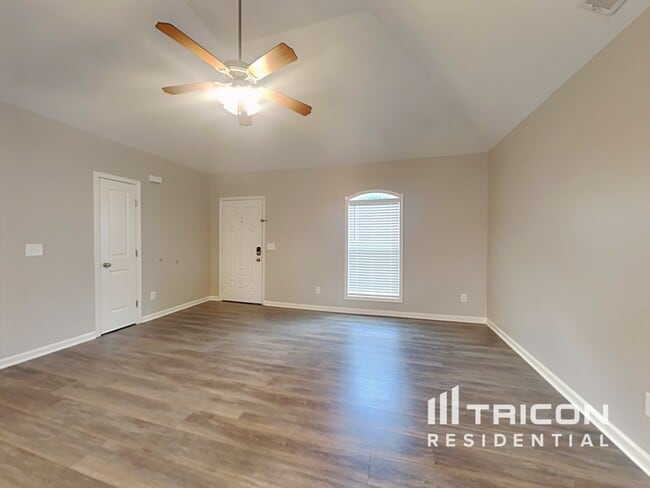 Photo - 414 Niagra Ln