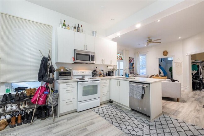 Photo - 5 BEDROOM * Richmond ST * STEPS from UWO * AVAIL May 1st * ALL INCLUSIVE