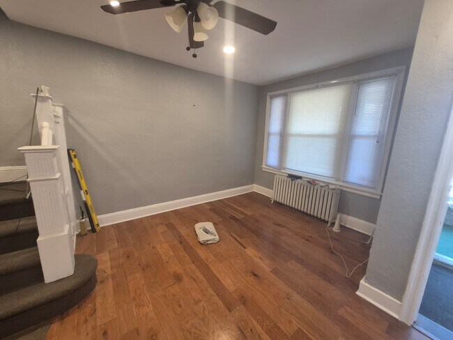 living area - 5619 Lansdowne Ave