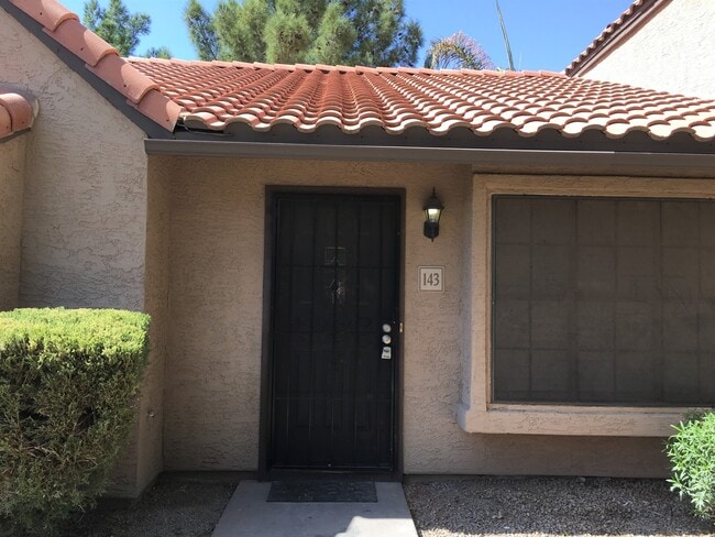 Building Photo - **MOVE-IN SPECIAL 50% OFF MOVE-IN MONTH!!!!** **BEAUTIFUL 3br/2ba TOWNHOME (ELLIOTT & ARIZONA AVE)**