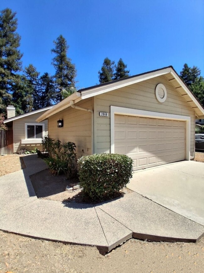 Building Photo - Single Level 3 BR Home w/ 2-car Garage & Backyard!