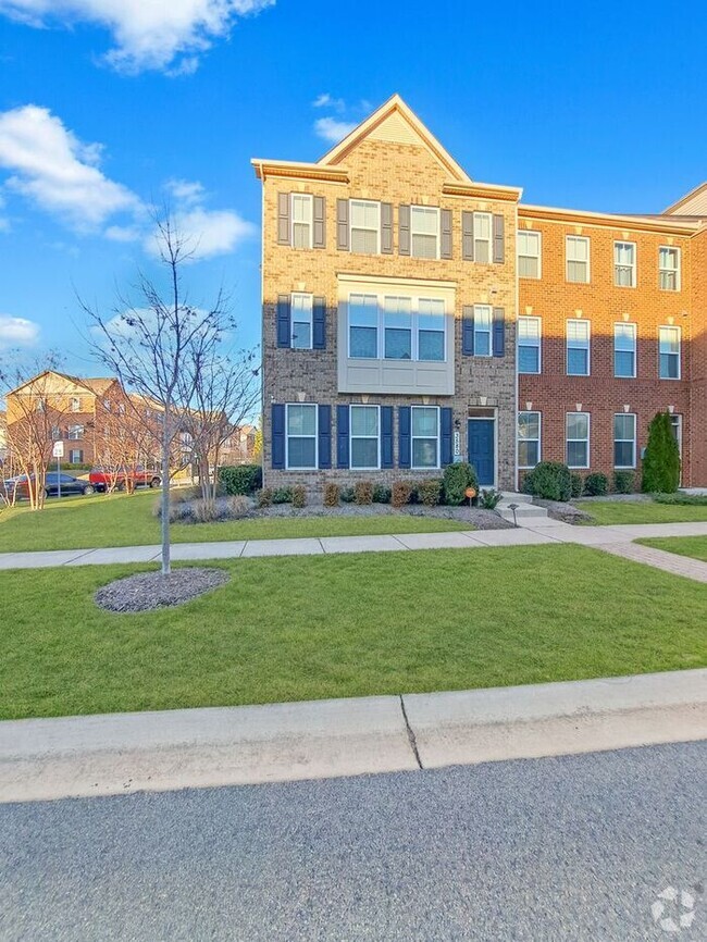 Building Photo - 3 Level Brick End Unit Townhome in Waldorf...