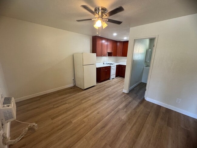 Photo - Remodeled Studio Near Sutter Park & Tower ... Unidad C