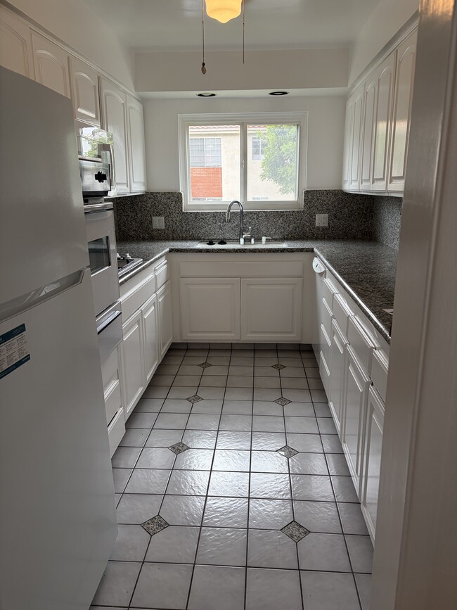 Kitchen with fridge, stovetop, microwave and dishwasher - 2346 Kerwood Ave Unit #1