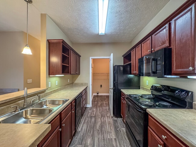 Cocina de 2 BR/2 BA - The Gardens on Stadium