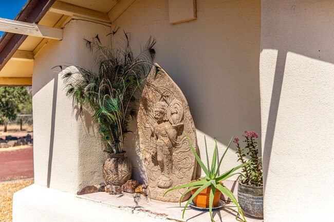 Building Photo - 4455 NE Vaughn Ave Unit RefugioDeSmith