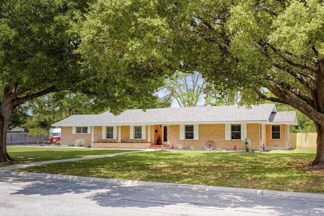 1215 W Live Oak St