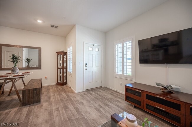 Photo - 530 Gloster Ave