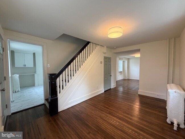 Building Photo - 461 W 11th Ave
