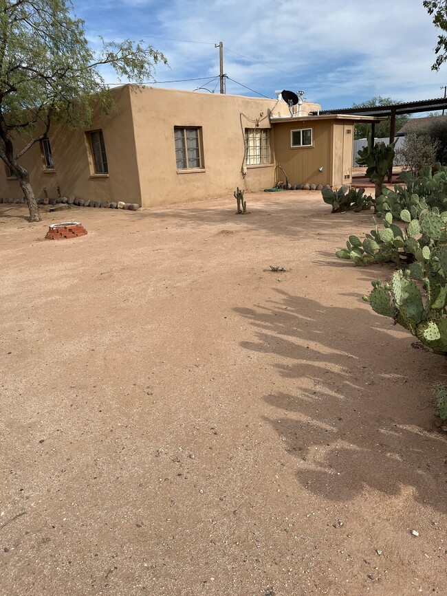 Building Photo - 2037 N Santa Rosa Ave