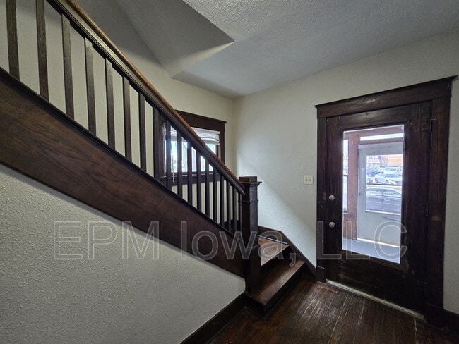 Photo - 320 E 7th St