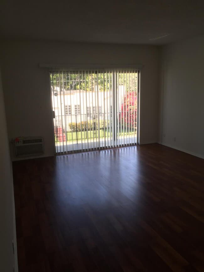 Photo - 7050-7059 Waring Ave