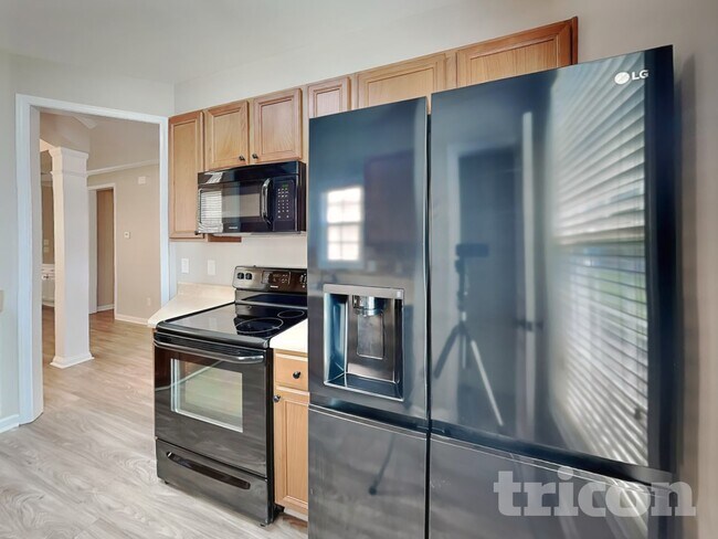 Photo - 557 McCarthy Dr