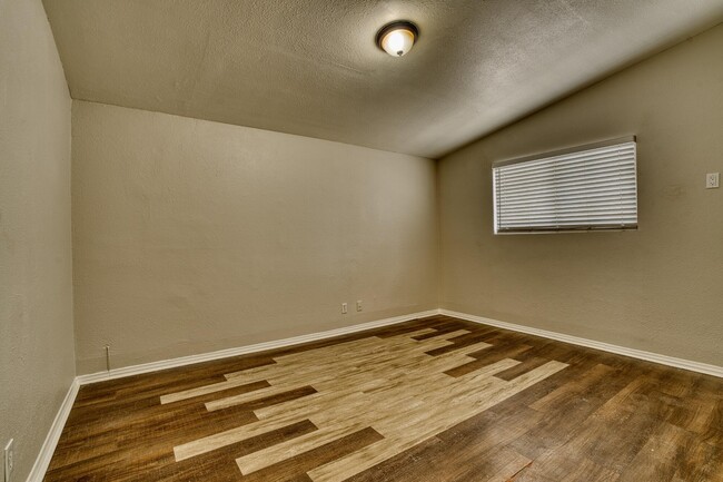 Photo - 2047 W Lingard St