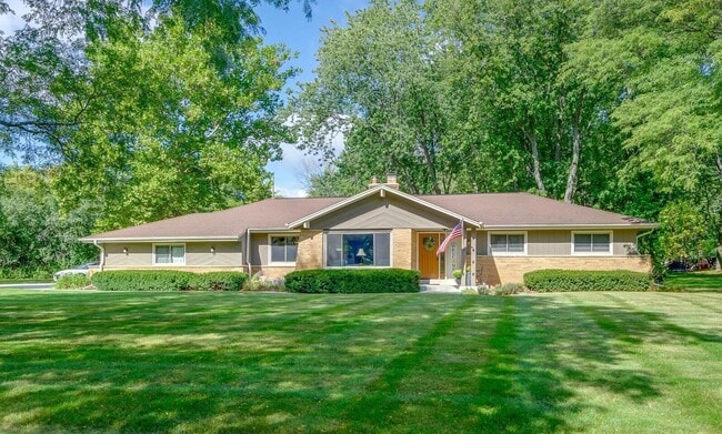 Building Photo - 2820 St James Ln