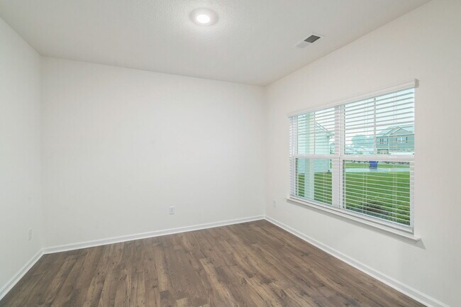 Photo - 944 Utopia Ln