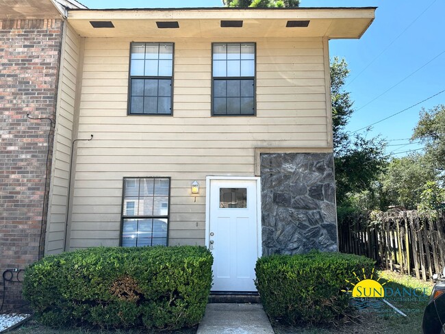 Nice 2 Bedroom End Unit: MOVE IN SPECIAL! - Nice 2 Bedroom End Townhome Unit: MOVE IN SPECIAL!