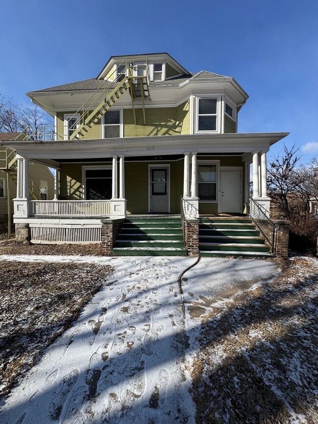 Building Photo - 914 23rd St Unit #2