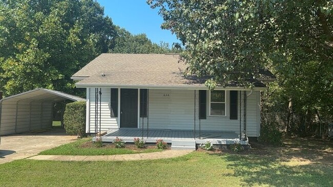 Building Photo - 3 Bedroom 1 Bathroom Renovated House with Fenced Yard