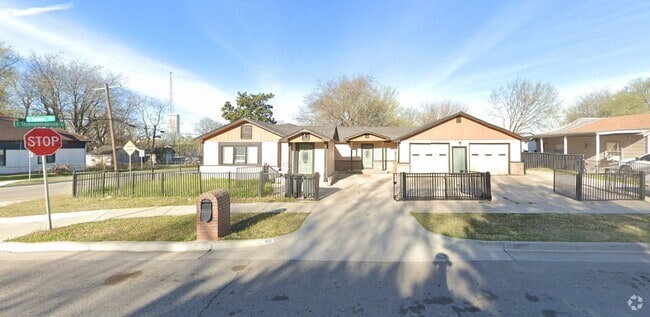Building Photo - 802 N Quaker Ave Rental