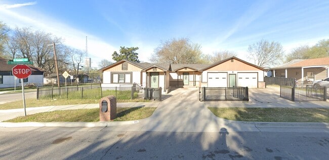 Building Photo - 802 N Quaker Ave Rental