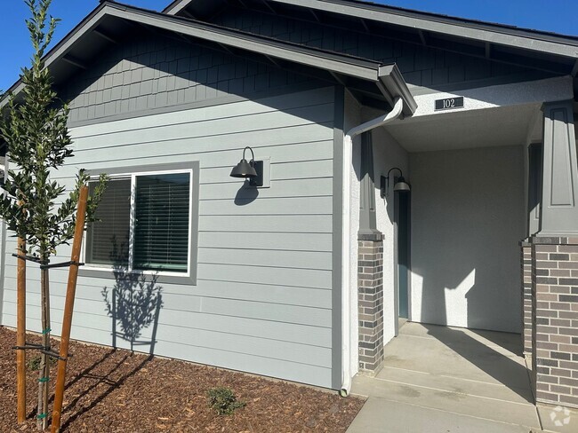 Building Photo - Wood Ranch Apartments 514 Unit 514 S. Summit St. #102
