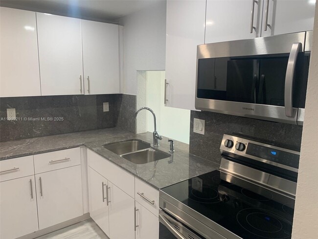 Building Photo - 16751 NE 9th Ave Unit 411