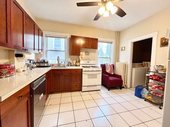 Building Photo - 45 Falkland St Unit 1