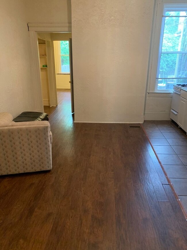Building Photo - 18 Welsford St Unit 1 Rental