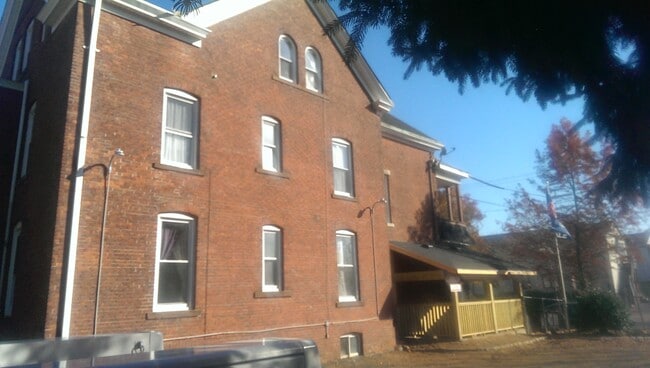 SIDE OF BUILDING - 177 Davenport Ave Unit 2