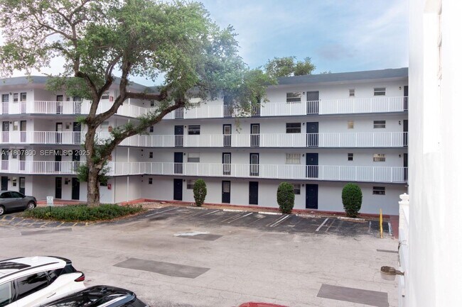 Photo - 447 NE 195th St Unidad 217