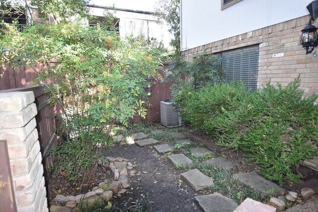 Building Photo - 6718 Eastridge Dr Unit 6