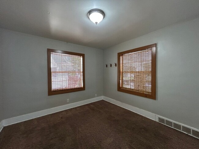 Building Photo - 1717 Roys Ave Rental