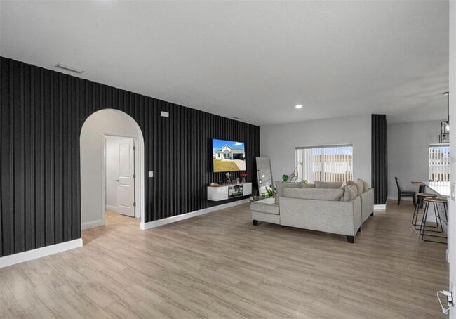 Photo - 817 Desmoines Pl