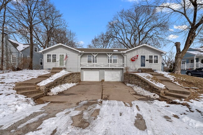 Photo - 906 E 84th St