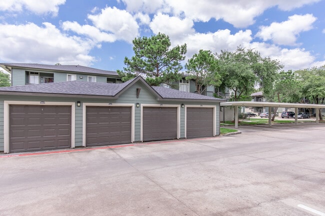 Garages/Carports Availabile @ Mallard Creek Kingwood
