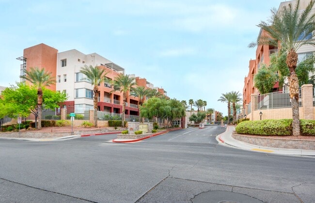 Park Avenue Mid Rise Condo. All HOA Amenities - Park Avenue Mid Rise Condo. All HOA Amenities Unit 207