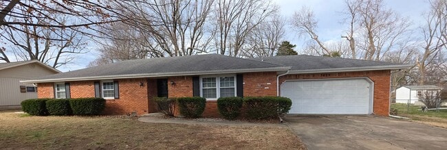 Building Photo - Beautiful 3 Bedroom Ranch in the Kickapoo School District! $1495