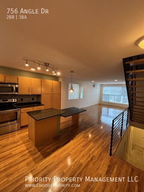 Photo - 756 Angle Dr