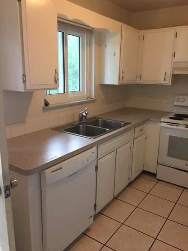 Photo - 1105-1107 Baker St Duplex Unit 1107