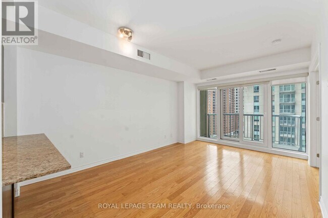 Photo - 234 Rideau St Unit 1210