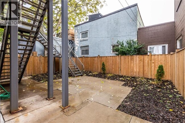 Photo - 144 Wellington St N Unit 2