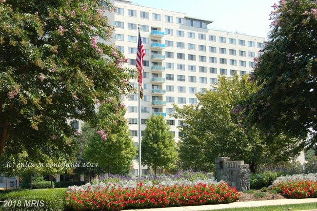 Photo - 10201 Grosvenor Pl Unidad 313