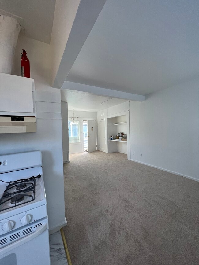 328#C (U3) Liv room - 334 45th St