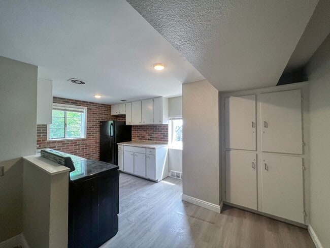 Photo - 905 E 16th St Unit 905 1/2 16th St. D