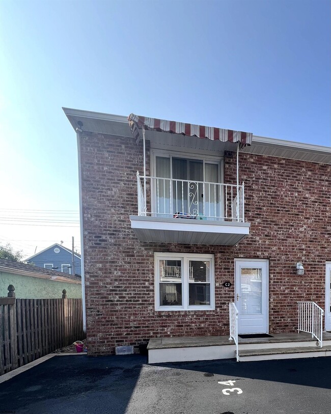 Building Photo - 9709 Monmouth Ave Unit C2