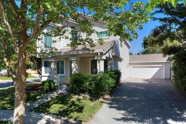 Building Photo - Large Corner Lot