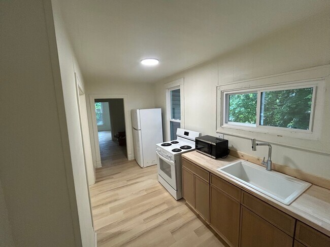 232 Ferris St Unit 3