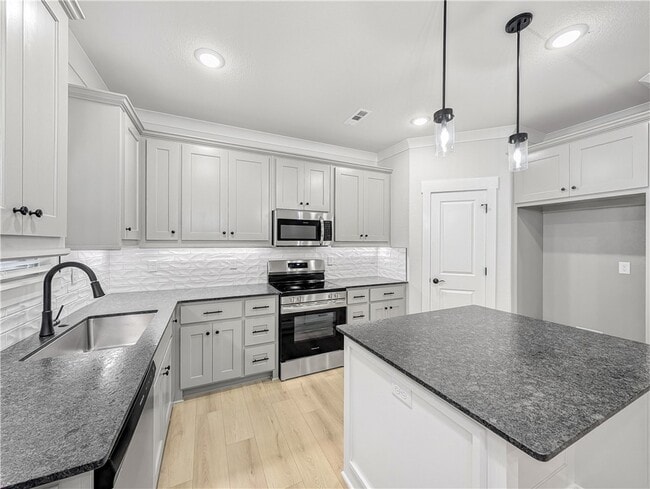 Photo - 100 Selkirk Dr